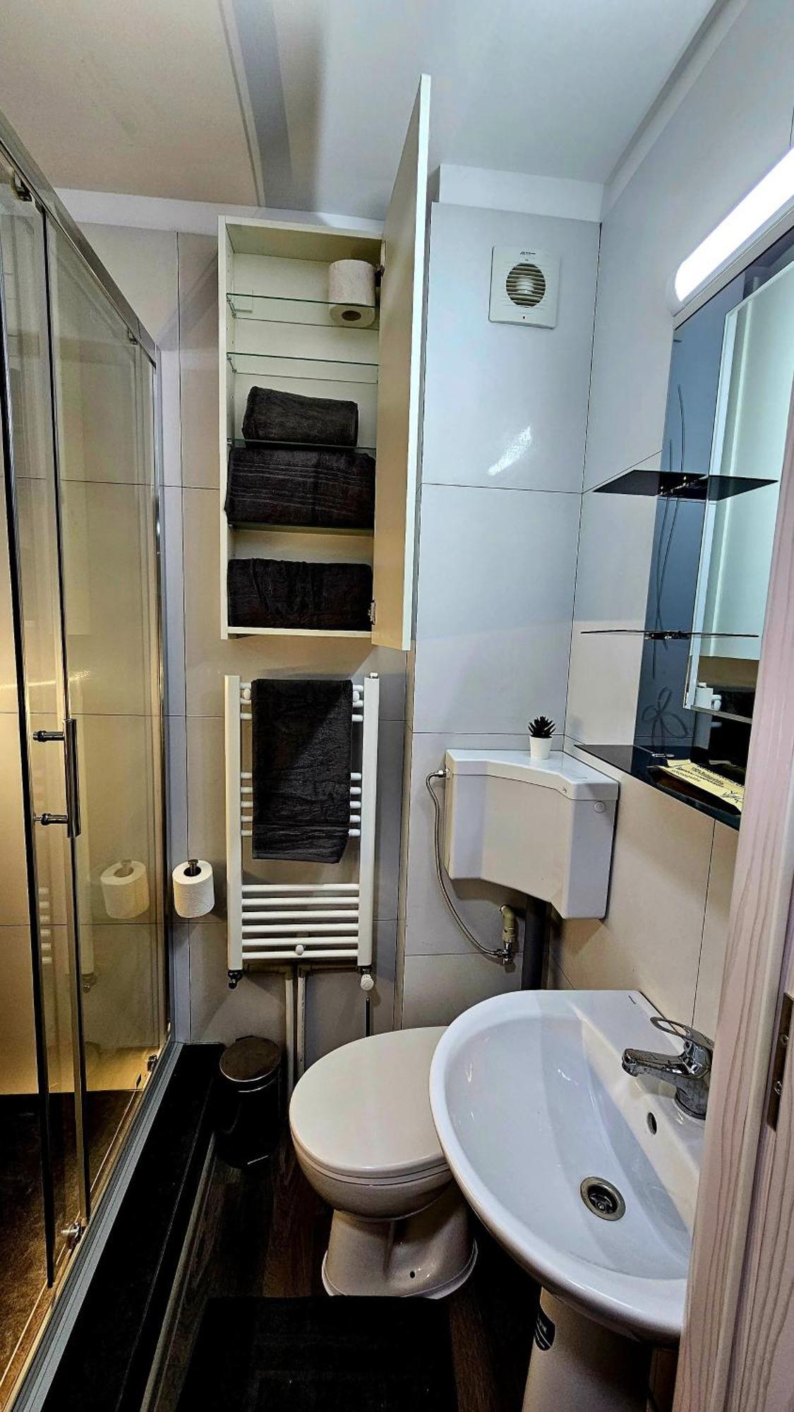 Spoil Yourself With Style, Comfort And Luxury - Tony'S Studios Luxury Piteşti Exteriér fotografie